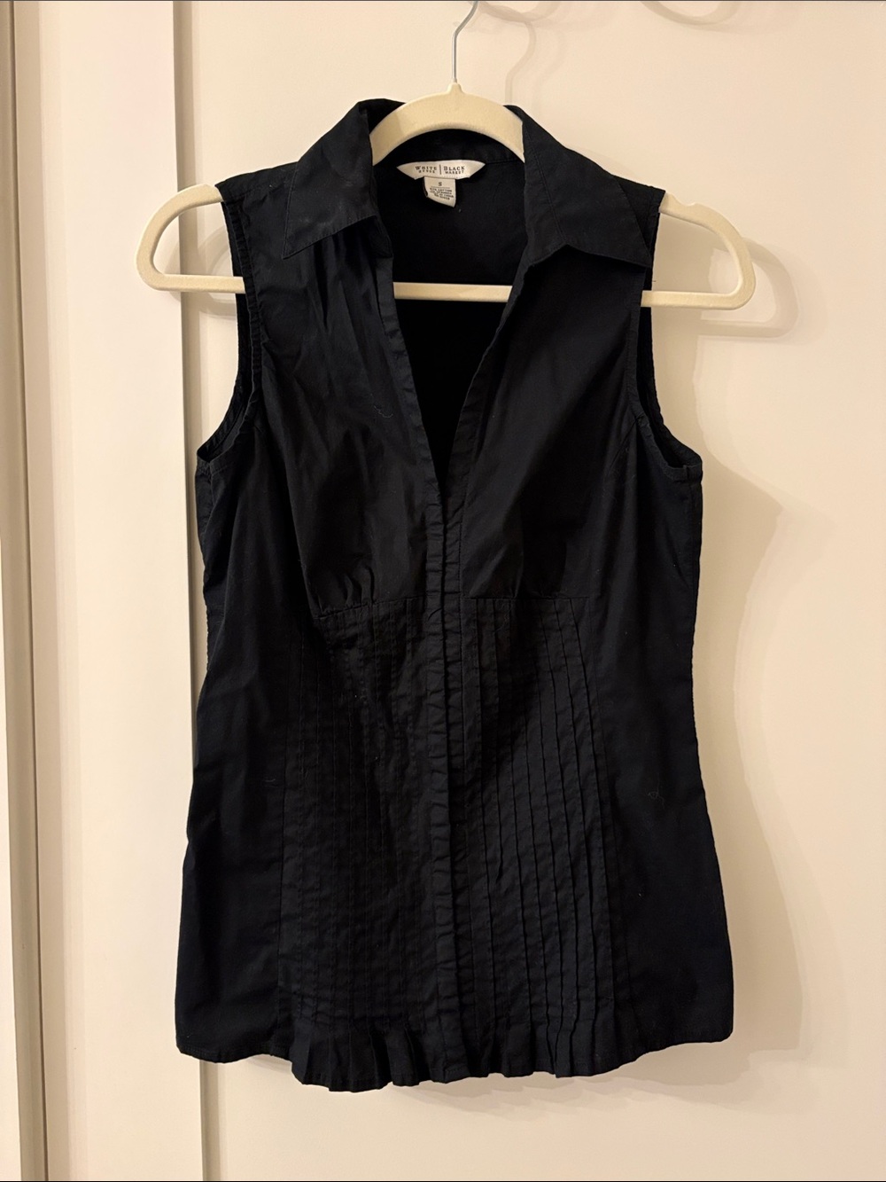 White House Black Market Black Sleeveless Pleated Collared Shirt